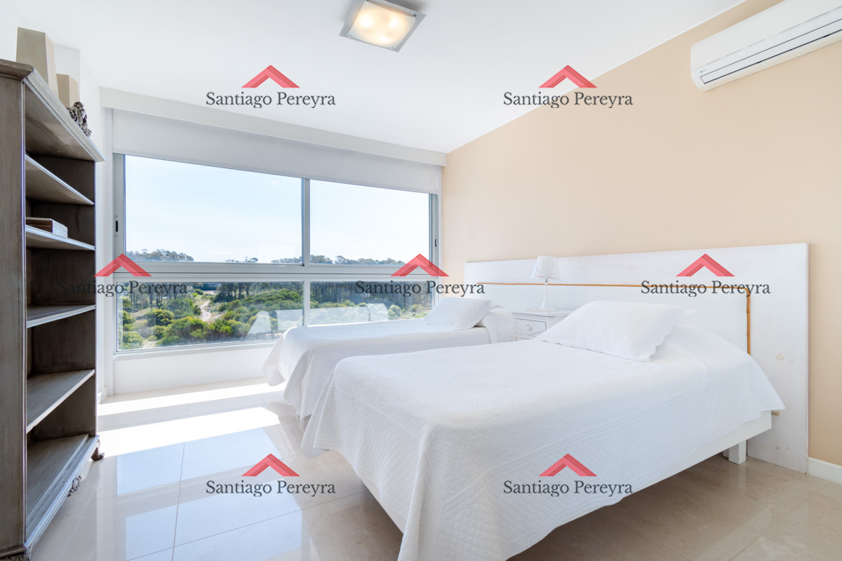 Apartamento ID.13095 - Moderno Apartamento sobre playa Brava en torre Le Parc, cuenta con dos dormitorios más dependencia de servicio. Punta del Este