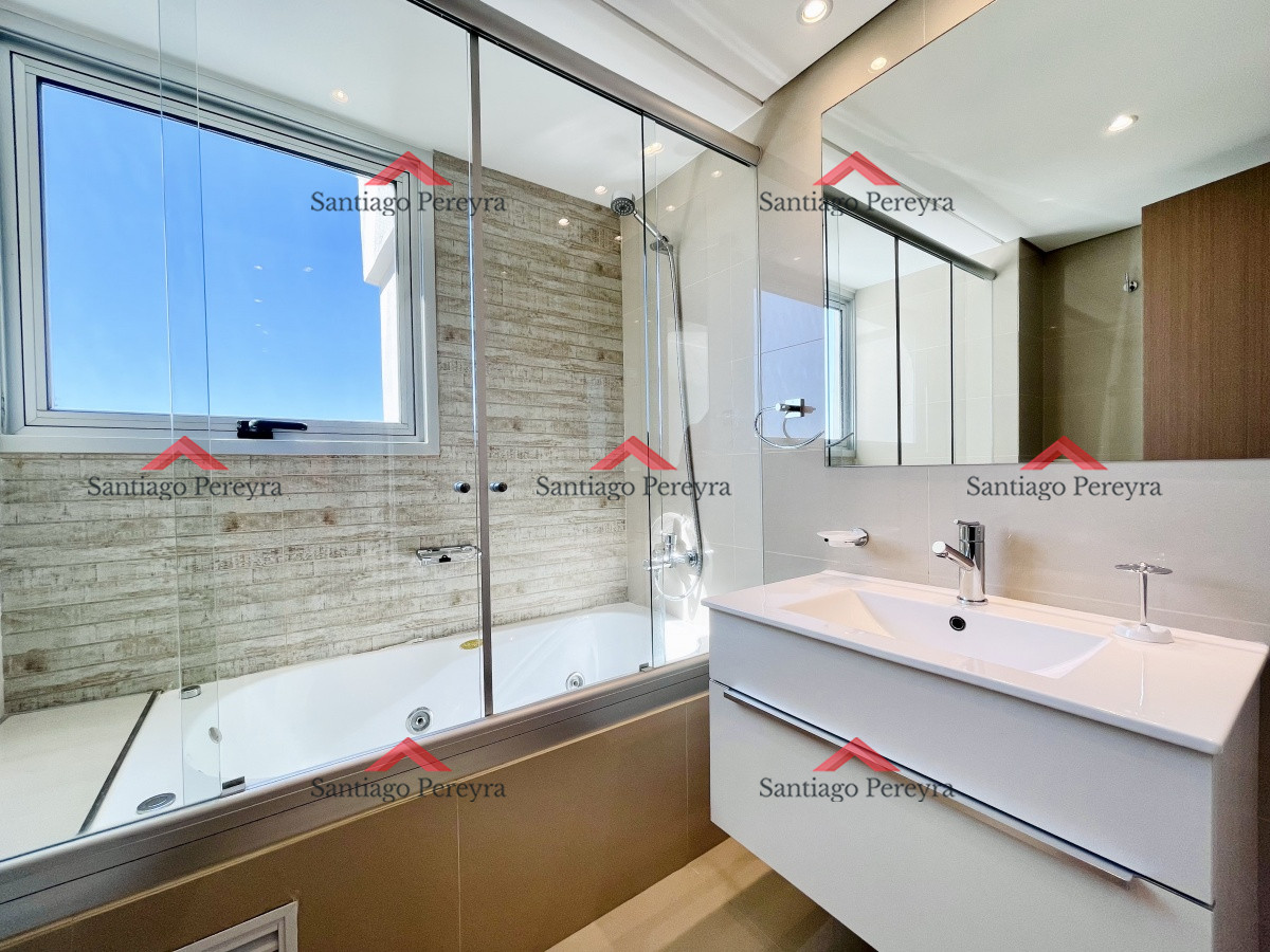 Apartamento ID.15867 - Apartamento de 2 Dormitorios y Dependencia, Parrillero en Playa Brava - Punta del Este