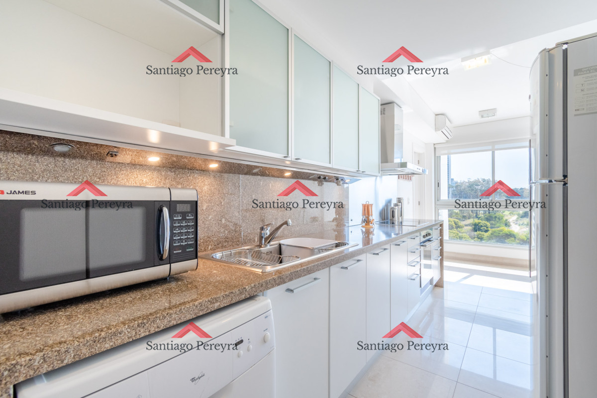 Apartamento ID.13095 - Moderno Apartamento sobre playa Brava en torre Le Parc, cuenta con dos dormitorios más dependencia de servicio. Punta del Este