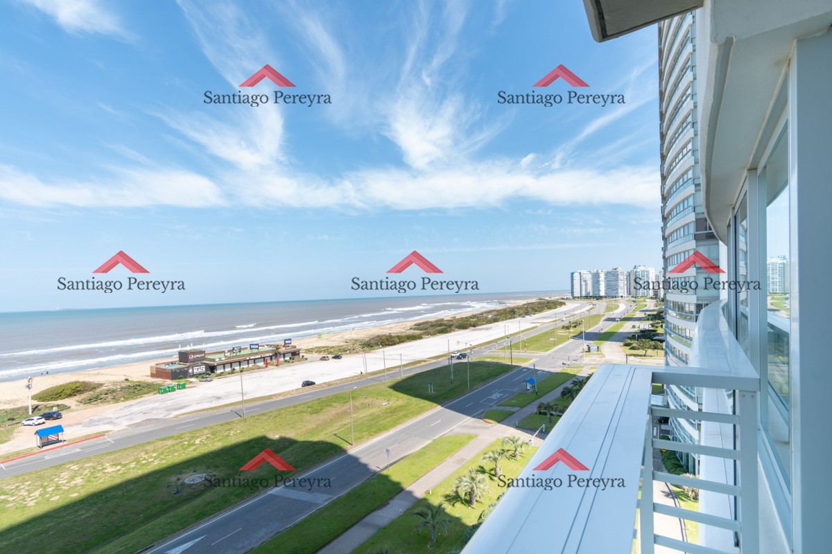Apartamento ID.13095 - Moderno Apartamento sobre playa Brava en torre Le Parc, cuenta con dos dormitorios más dependencia de servicio. Punta del Este