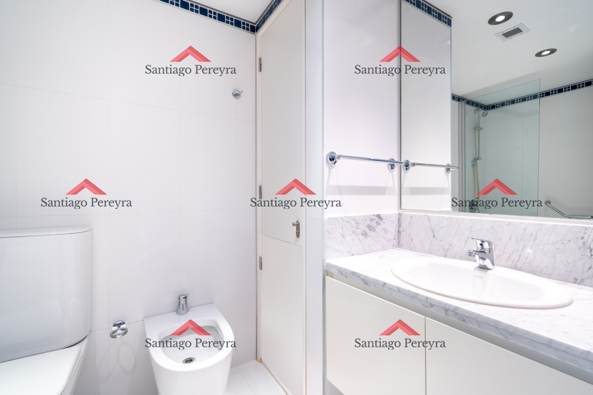 Apartamento ID.13095 - Moderno Apartamento sobre playa Brava en torre Le Parc, cuenta con dos dormitorios más dependencia de servicio. Punta del Este