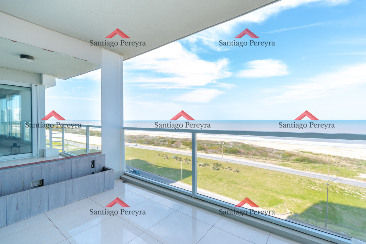 Apartamento ID.13095 - Moderno Apartamento sobre playa Brava en torre Le Parc, cuenta con dos dormitorios más dependencia de servicio. Punta del Este