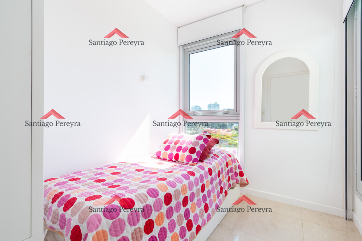 Apartamento ID.13095 - Moderno Apartamento sobre playa Brava en torre Le Parc, cuenta con dos dormitorios más dependencia de servicio. Punta del Este
