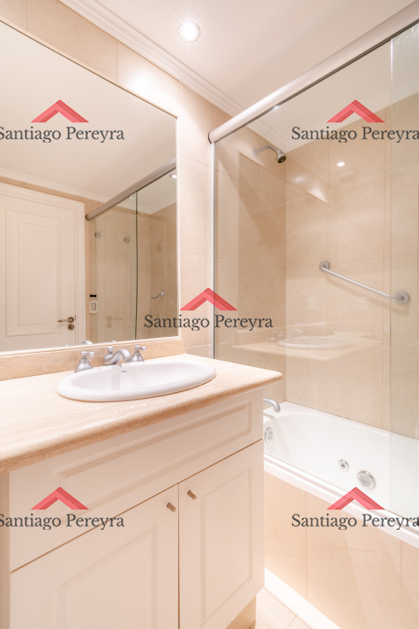 Apartamento ID.14005 - Moderno Apartamento de 3 Dormitorios a Pocas Cuadras del Mar En Venta, Playa Brava