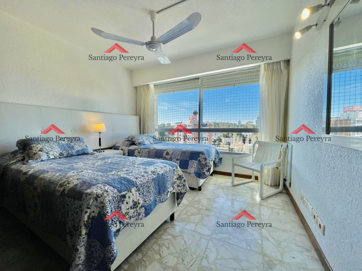 Apartamento ID.16374 - Apartamento de 3 Dormitorios en Playa Mansa con Vista al Mar en Venta!