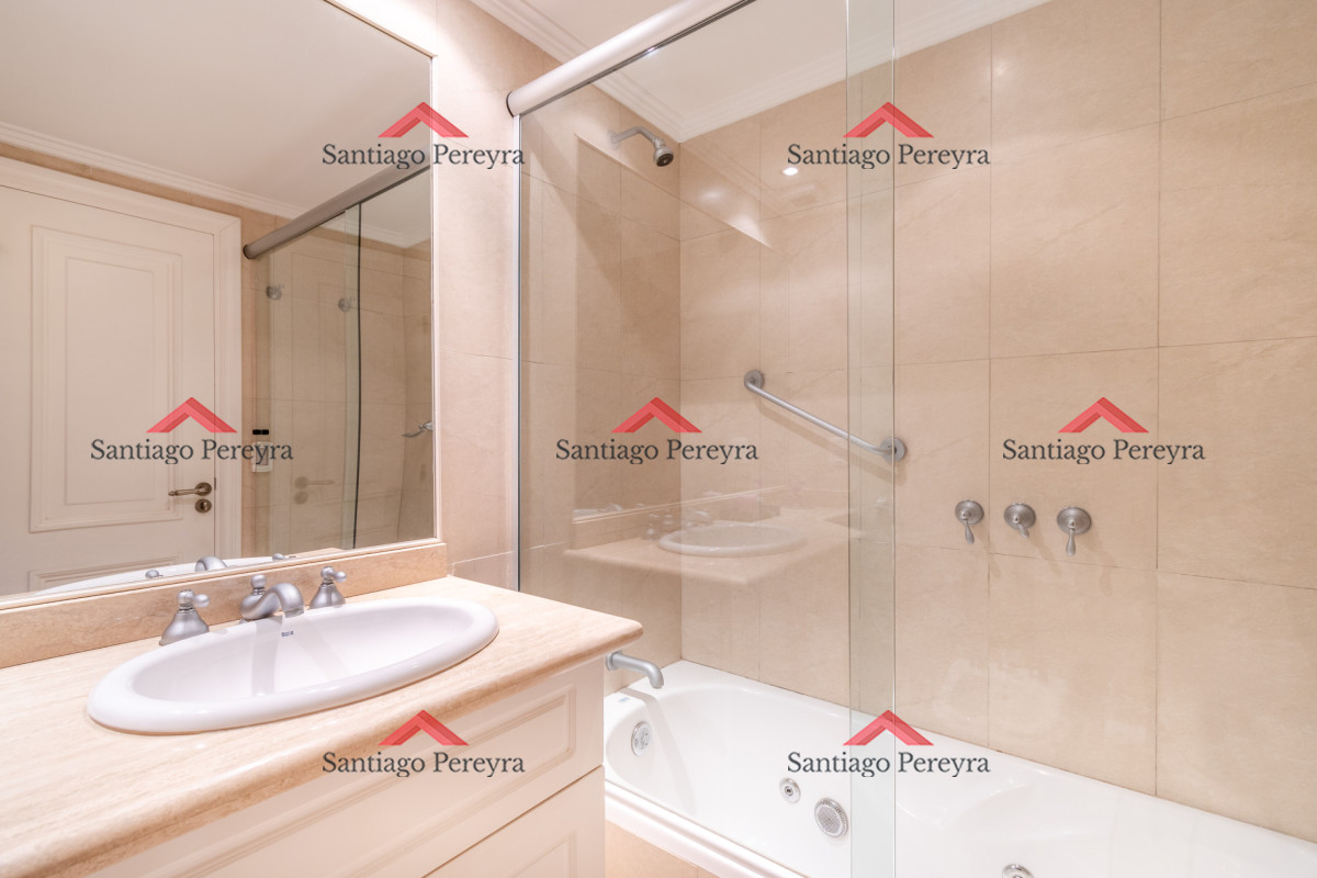 Apartamento ID.14005 - Moderno Apartamento de 3 Dormitorios a Pocas Cuadras del Mar En Venta, Playa Brava