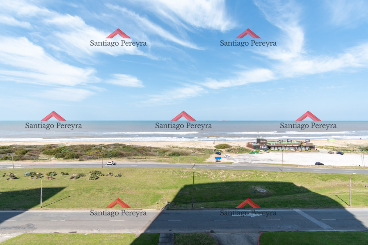 Apartamento ID.13095 - Moderno Apartamento sobre playa Brava en torre Le Parc, cuenta con dos dormitorios más dependencia de servicio. Punta del Este