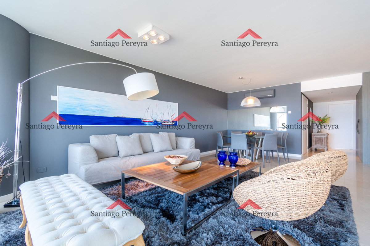 Apartamento ID.13095 - Moderno Apartamento sobre playa Brava en torre Le Parc, cuenta con dos dormitorios más dependencia de servicio. Punta del Este