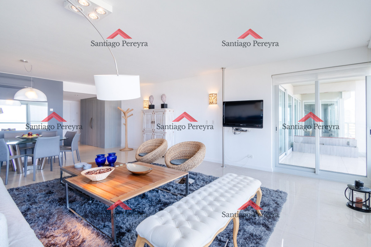 Apartamento ID.13095 - Moderno Apartamento sobre playa Brava en torre Le Parc, cuenta con dos dormitorios más dependencia de servicio. Punta del Este