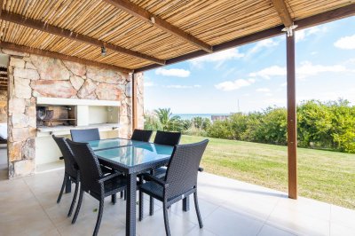 Venta  de amplio departamento de tres dormitorios con jardín, Punta Ballena