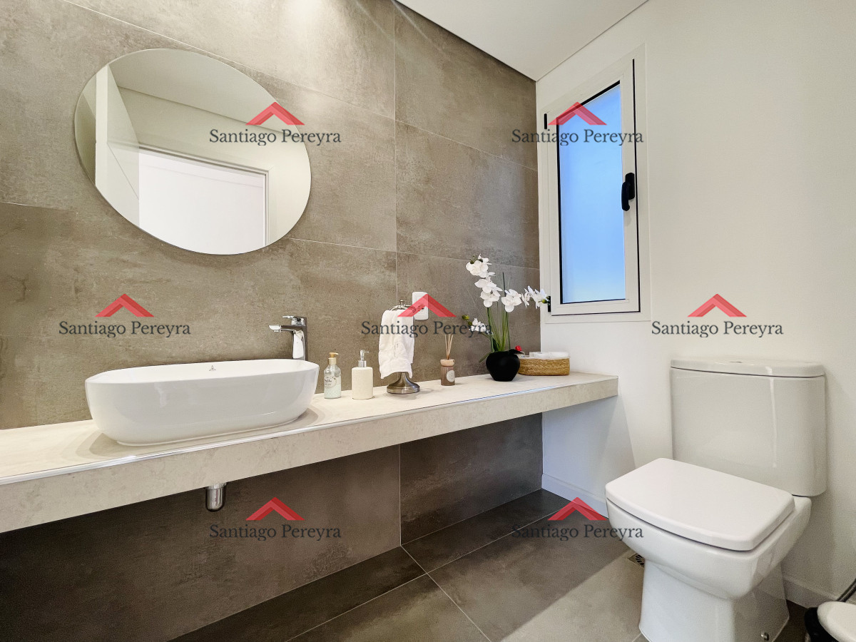 Casa ID.16594 - Moderna Casa de 4 Dormitorios, Piscina Climatizada y Parrillero en Punta Ballena, Barrio Semi Privado