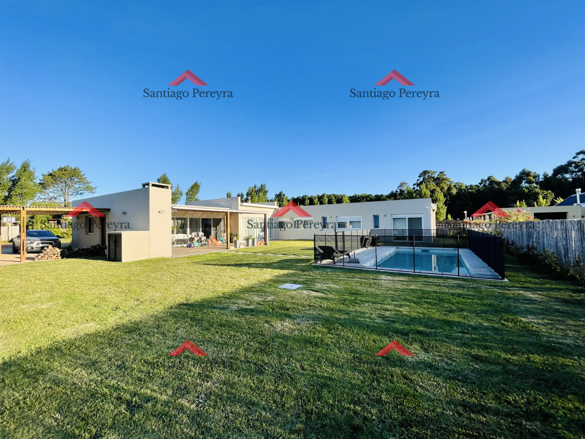 Casa ID.16594 - Moderna Casa de 4 Dormitorios, Piscina Climatizada y Parrillero en Punta Ballena, Barrio Semi Privado