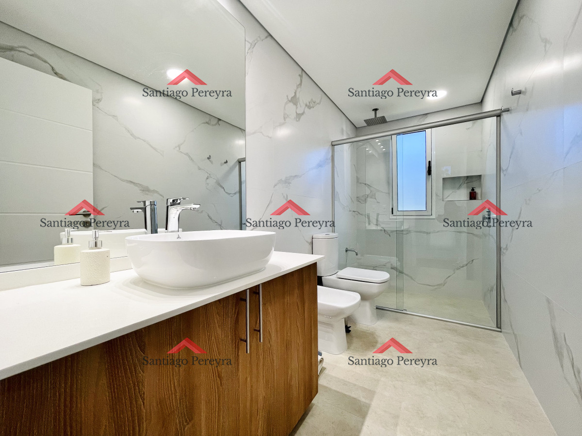 Casa ID.16594 - Moderna Casa de 4 Dormitorios, Piscina Climatizada y Parrillero en Punta Ballena, Barrio Semi Privado