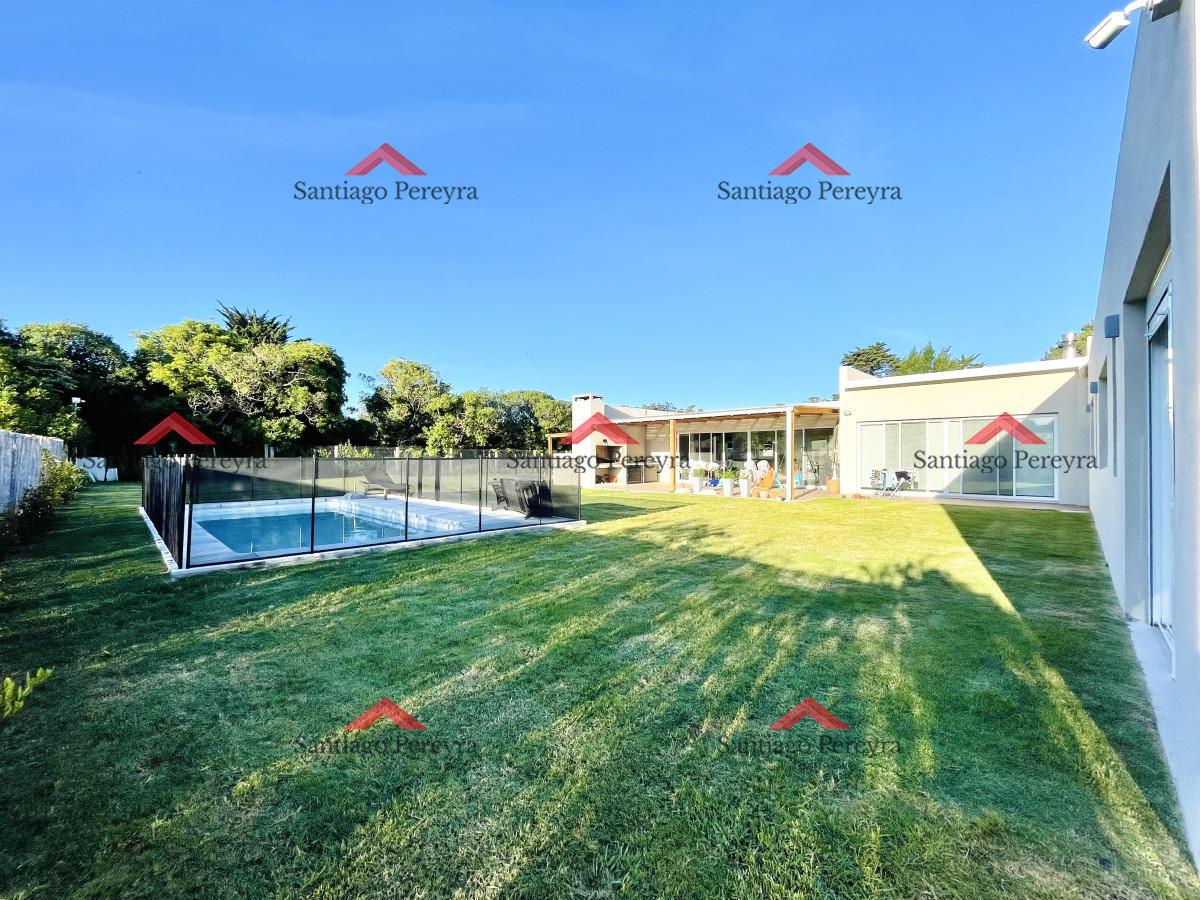 Casa ID.16594 - Moderna Casa de 4 Dormitorios, Piscina Climatizada y Parrillero en Punta Ballena, Barrio Semi Privado