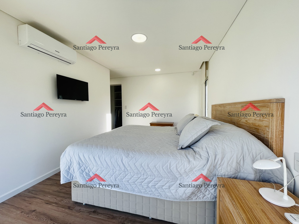 Casa ID.16594 - Moderna Casa de 4 Dormitorios, Piscina Climatizada y Parrillero en Punta Ballena, Barrio Semi Privado