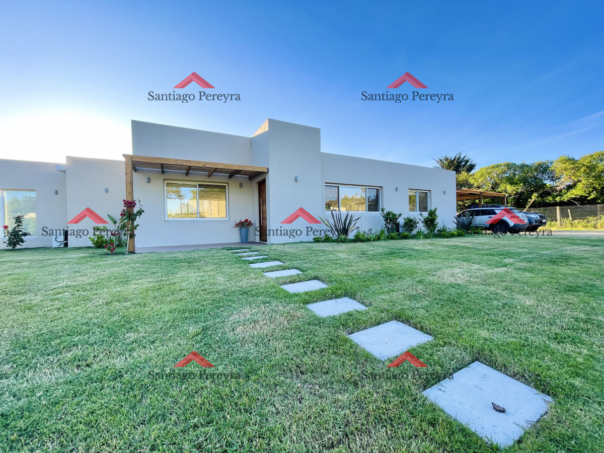 Casa ID.16594 - Moderna Casa de 4 Dormitorios, Piscina Climatizada y Parrillero en Punta Ballena, Barrio Semi Privado