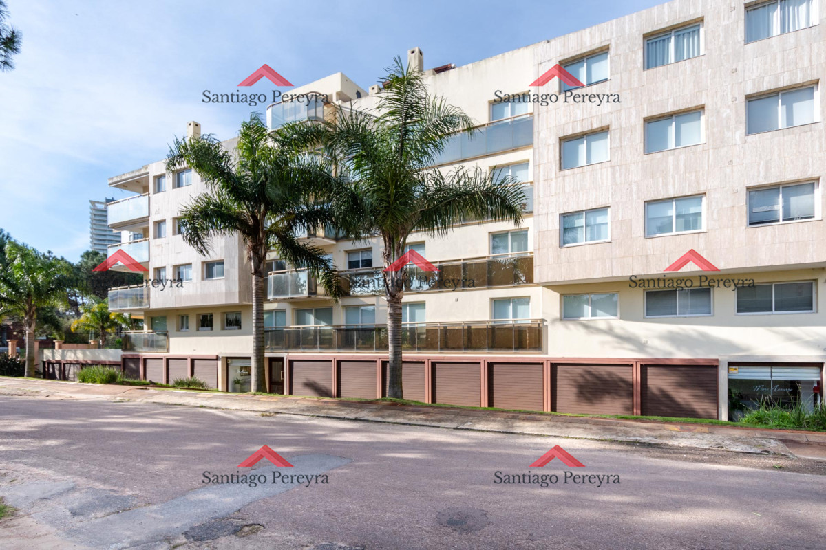 Apartamento ID.14005 - Moderno Apartamento de 3 Dormitorios a Pocas Cuadras del Mar En Venta, Playa Brava