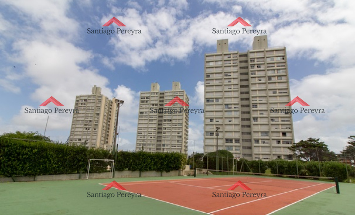 Apartamento ID.16374 - Apartamento de 3 Dormitorios en Playa Mansa con Vista al Mar en Venta!