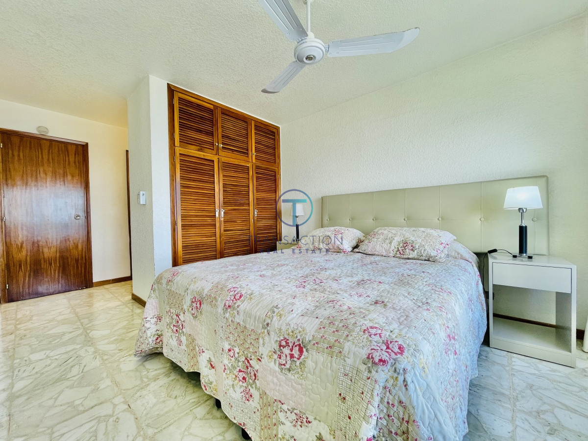 Apartamento ID.1196/Vende-apartamento-esquinero-con-vista-al-mar-de-2-dormitorios-en-Alexander-Boulevard-Punta-del-Este- - Venta, 3 Dormitorios en Playa Mansa con Vista al Mar