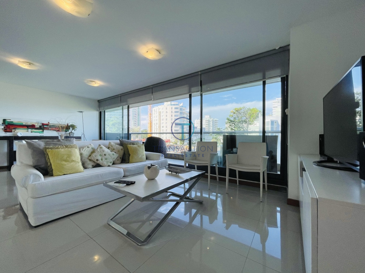 Apartamento ID.955/Apartamentos-en-Alquiler--Transaction-Real-Estate -  2 Dormitorios y Parrillero Frente a Playa Brava, Punta del Este