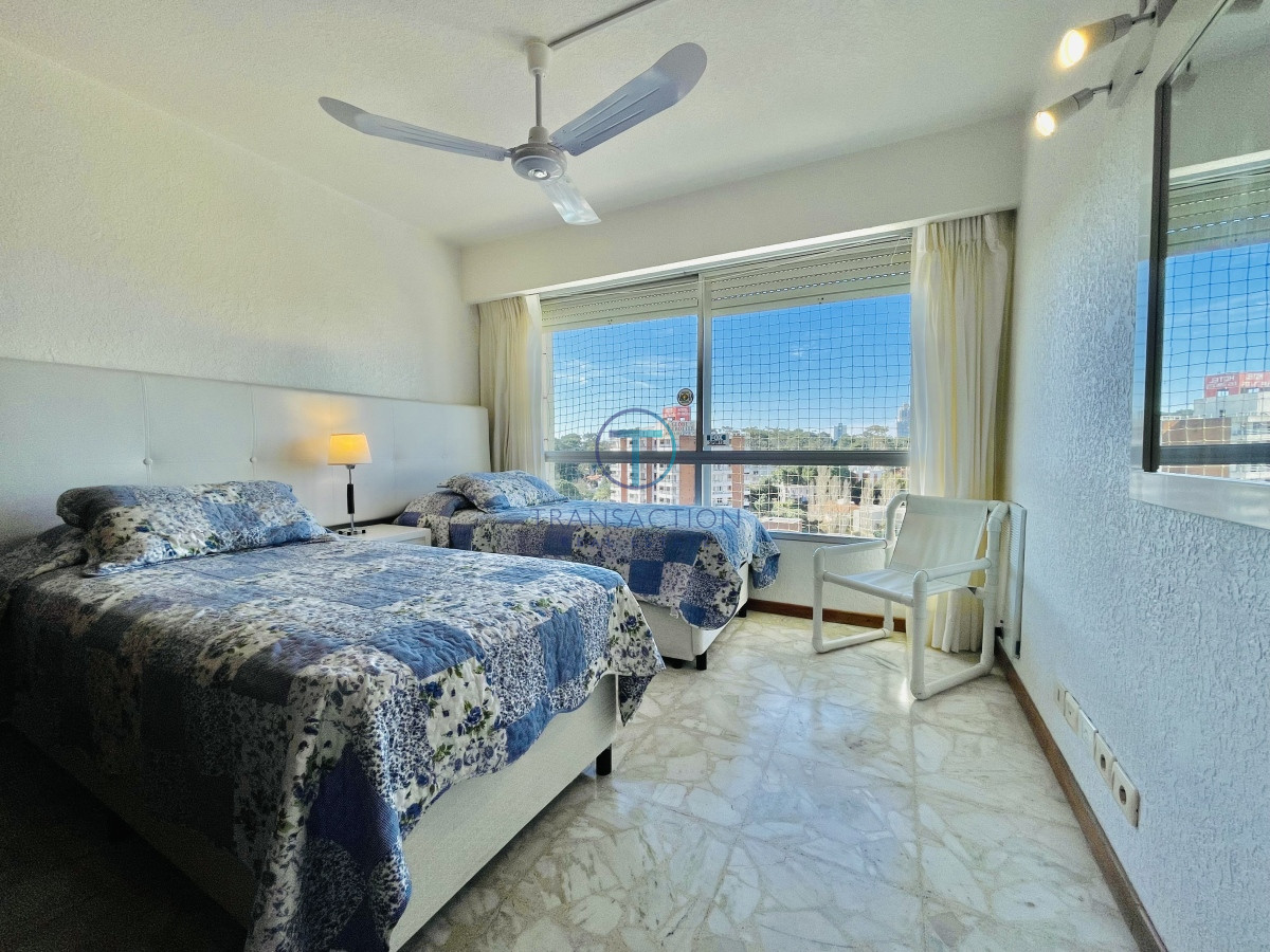 Apartamento ID.1196/Vende-apartamento-esquinero-con-vista-al-mar-de-2-dormitorios-en-Alexander-Boulevard-Punta-del-Este- - Venta, 3 Dormitorios en Playa Mansa con Vista al Mar