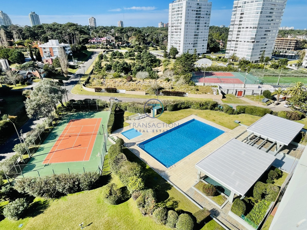 Apartamento ID.1196/Vende-apartamento-esquinero-con-vista-al-mar-de-2-dormitorios-en-Alexander-Boulevard-Punta-del-Este- - Venta, 3 Dormitorios en Playa Mansa con Vista al Mar