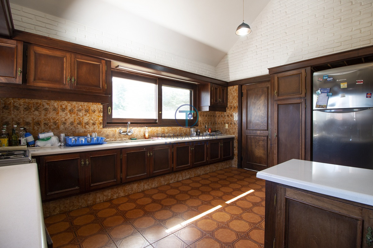 Casa ID.782/  - Venta de casa de 4 dormitorios más dependencia y hermosa piscina con gran parque en Playa Mansa, Punta del Este