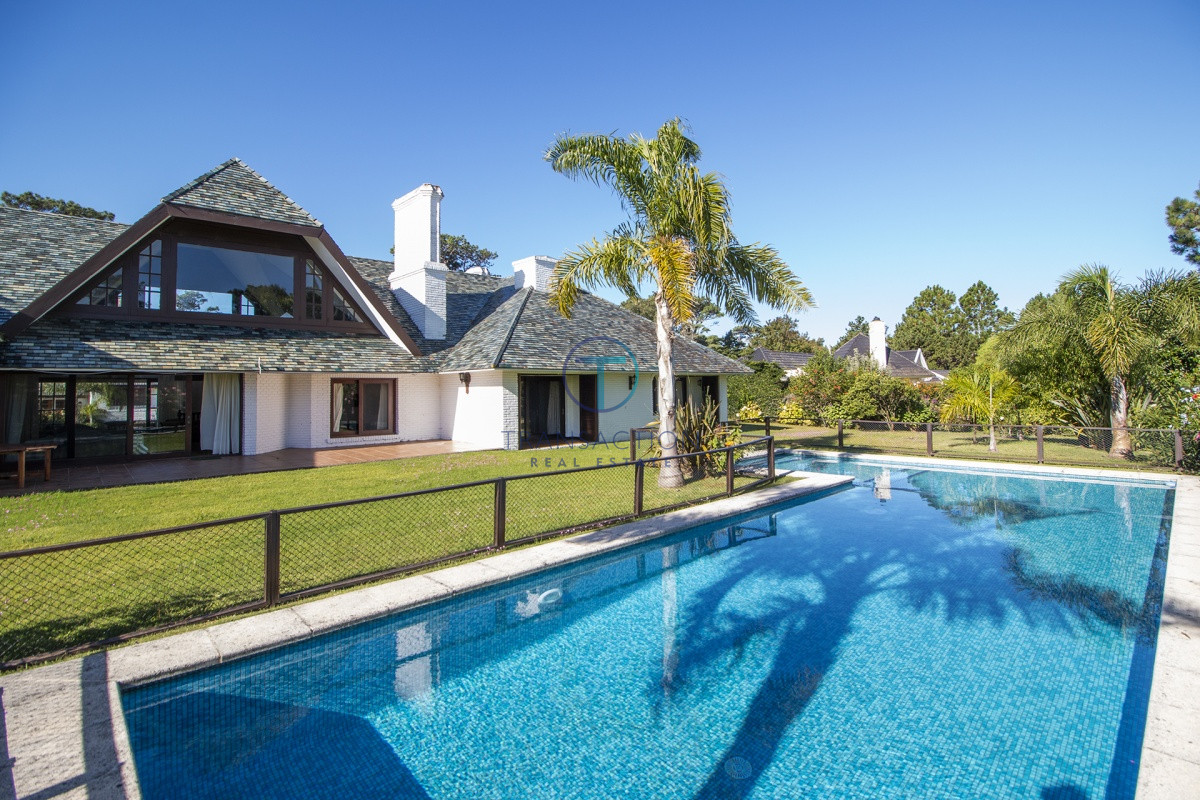 Casa ID.782/  - Venta de casa de 4 dormitorios más dependencia y hermosa piscina con gran parque en Playa Mansa, Punta del Este