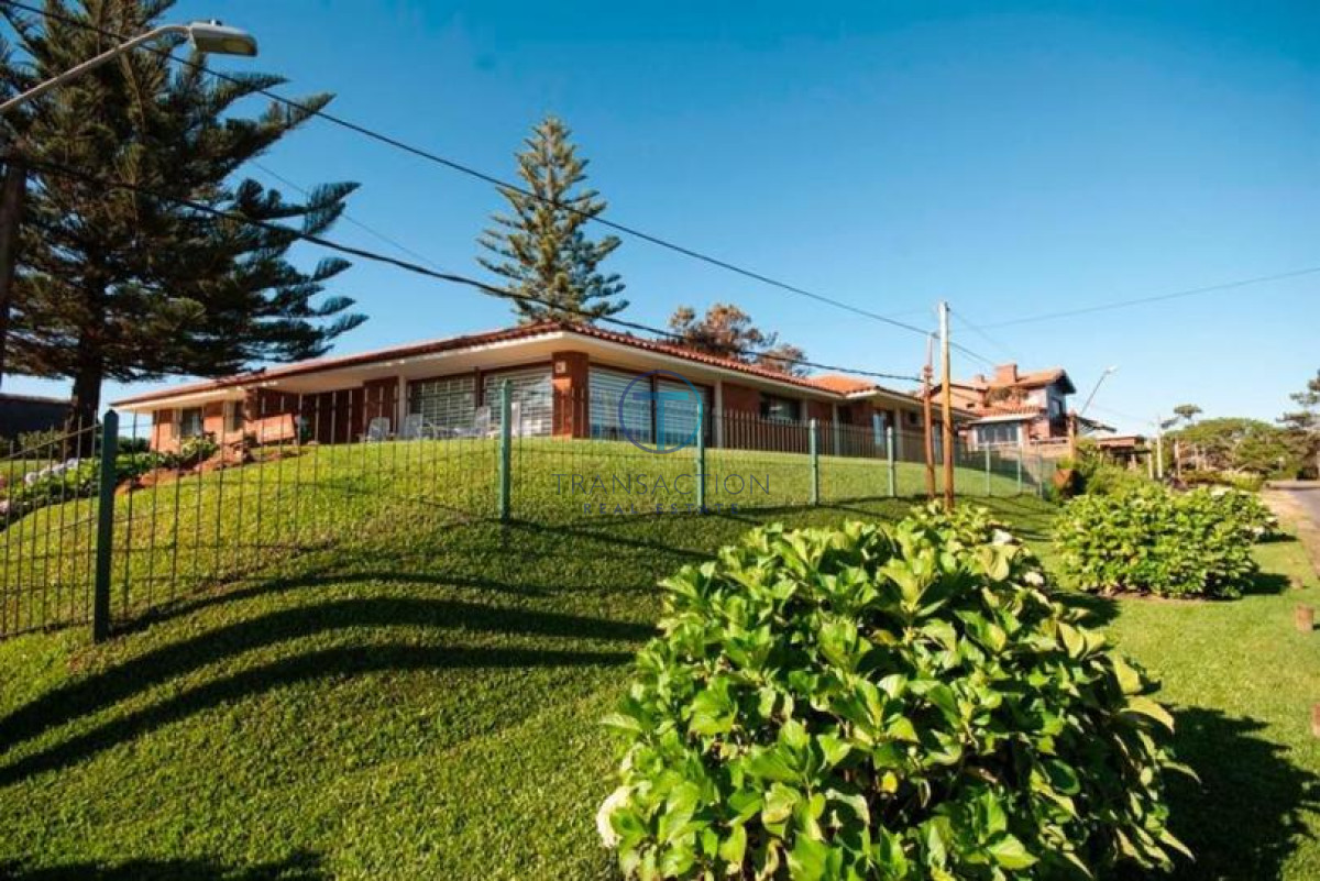 Casa ID.1314/Venta-y-alquiler,-a-metros-del-mar- -  Casa de 4 Dormitorios y Piscina a una Cuadra del Mar 