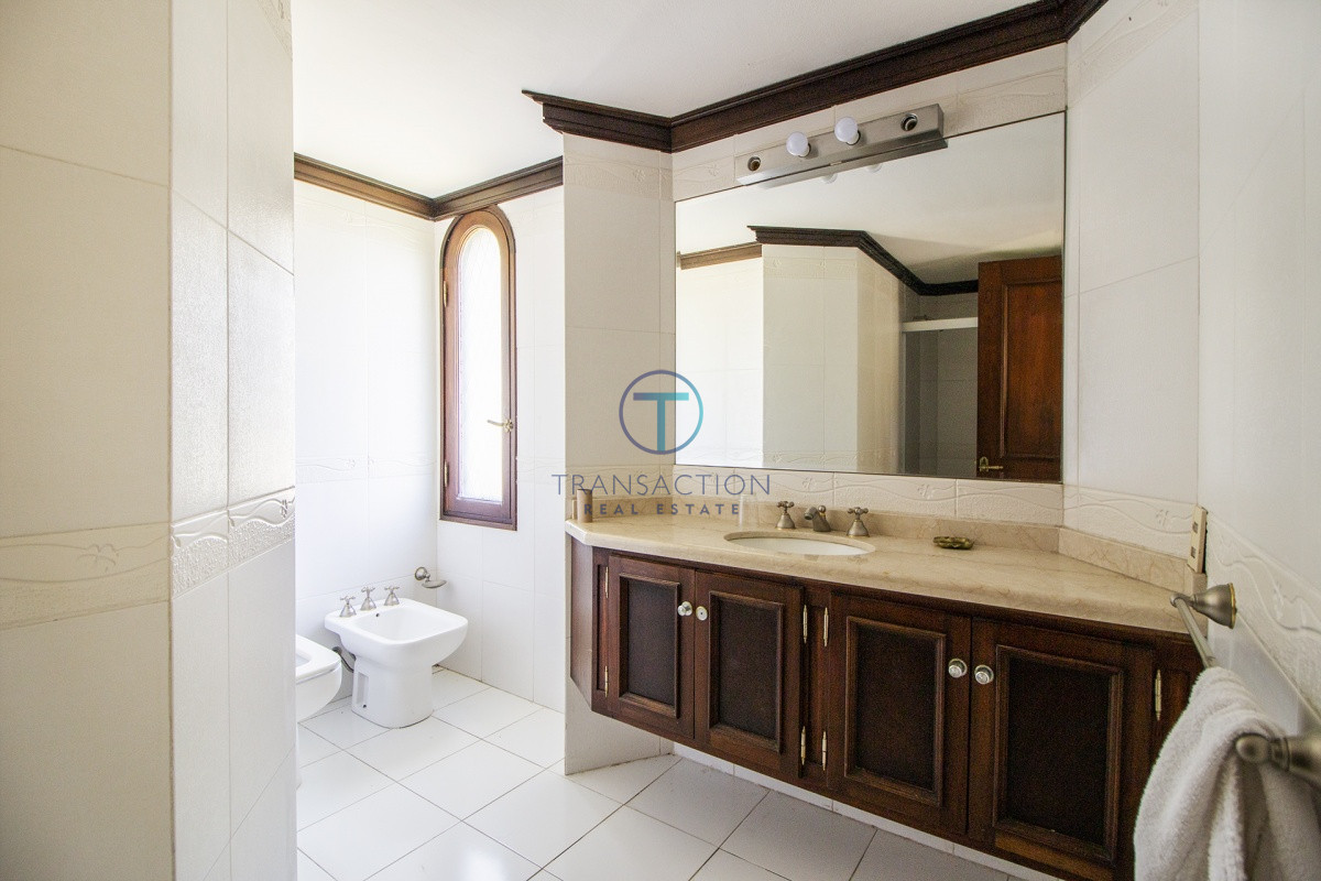 Casa ID.782/  - Venta de casa de 4 dormitorios más dependencia y hermosa piscina con gran parque en Playa Mansa, Punta del Este
