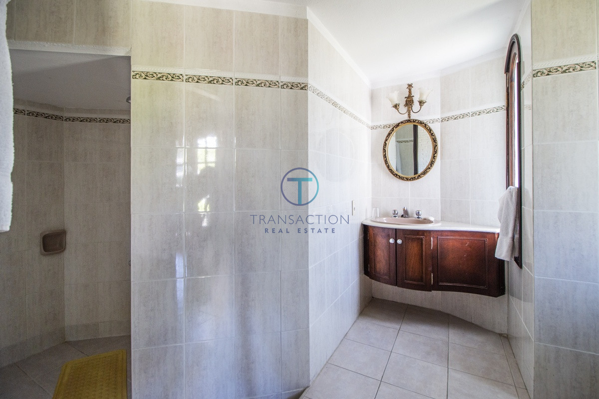 Casa ID.782/  - Venta de casa de 4 dormitorios más dependencia y hermosa piscina con gran parque en Playa Mansa, Punta del Este