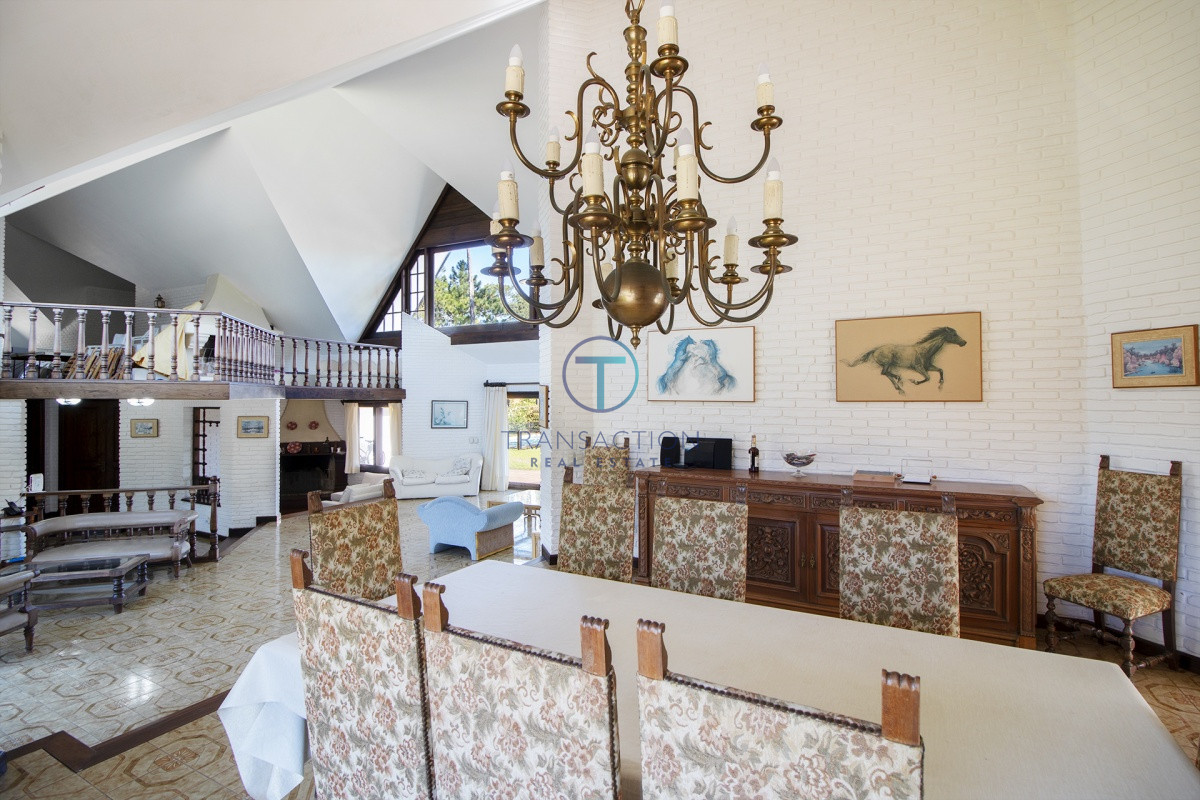 Casa ID.782/  - Venta de casa de 4 dormitorios más dependencia y hermosa piscina con gran parque en Playa Mansa, Punta del Este
