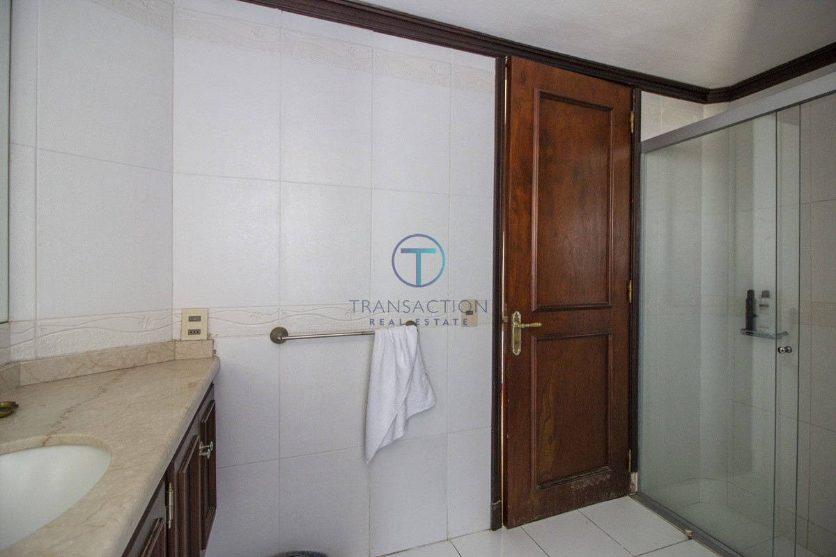 Casa ID.782/  - Venta de casa de 4 dormitorios más dependencia y hermosa piscina con gran parque en Playa Mansa, Punta del Este
