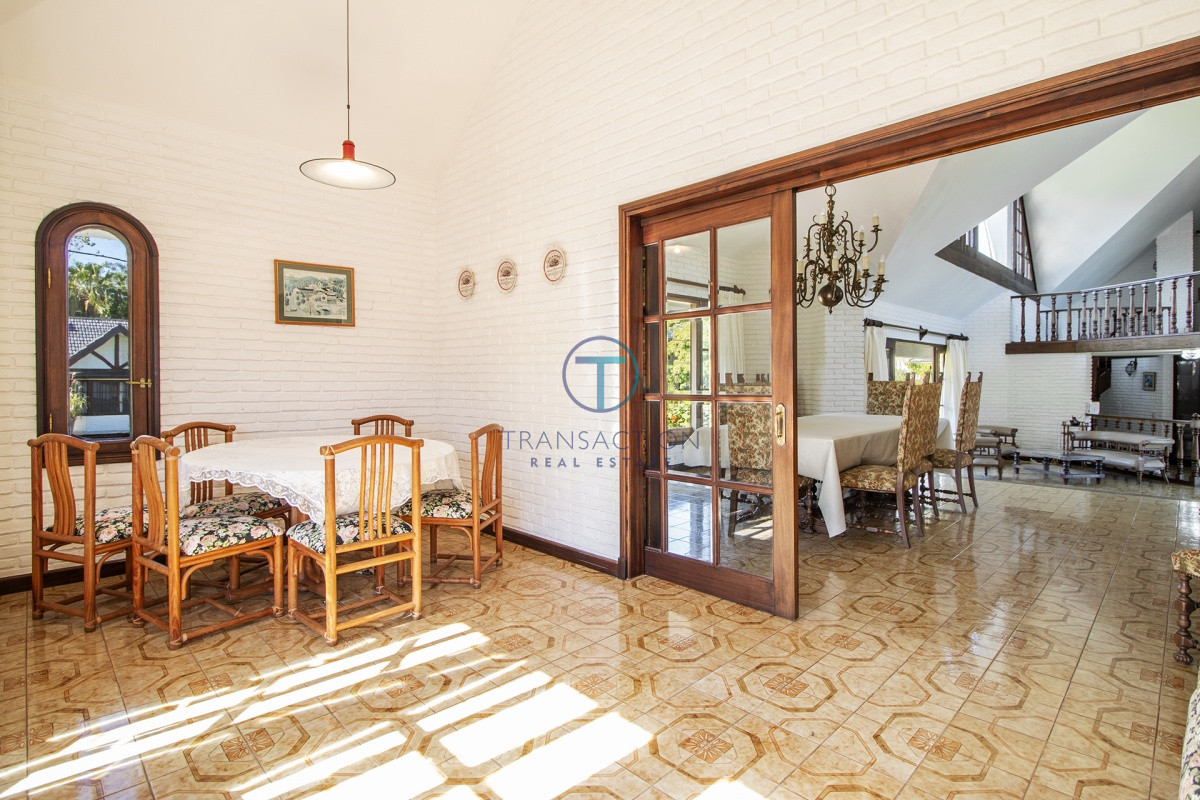 Casa ID.782/  - Venta de casa de 4 dormitorios más dependencia y hermosa piscina con gran parque en Playa Mansa, Punta del Este
