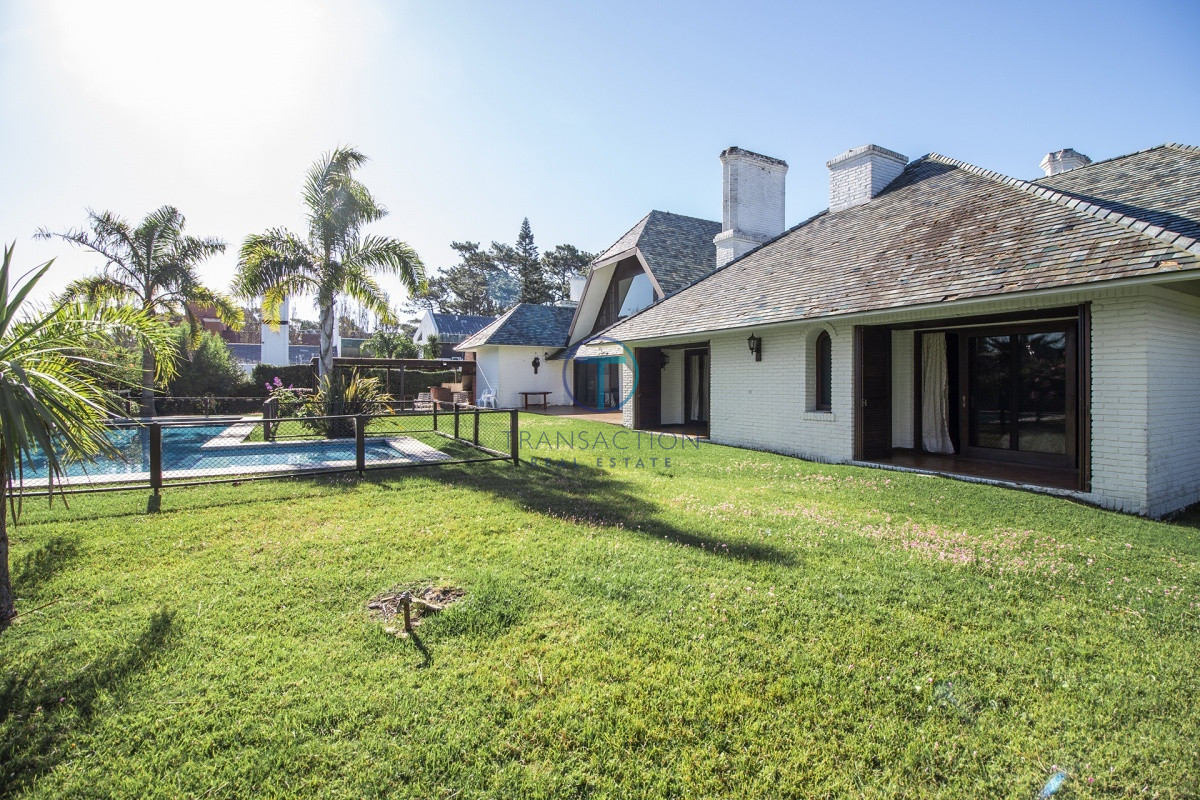 Casa ID.782/  - Venta de casa de 4 dormitorios más dependencia y hermosa piscina con gran parque en Playa Mansa, Punta del Este