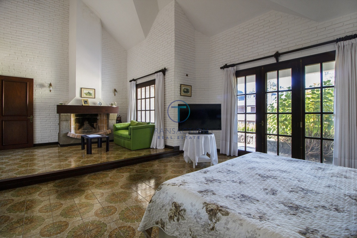 Casa ID.782/  - Venta de casa de 4 dormitorios más dependencia y hermosa piscina con gran parque en Playa Mansa, Punta del Este
