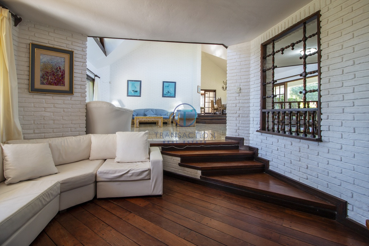 Casa ID.782/  - Venta de casa de 4 dormitorios más dependencia y hermosa piscina con gran parque en Playa Mansa, Punta del Este