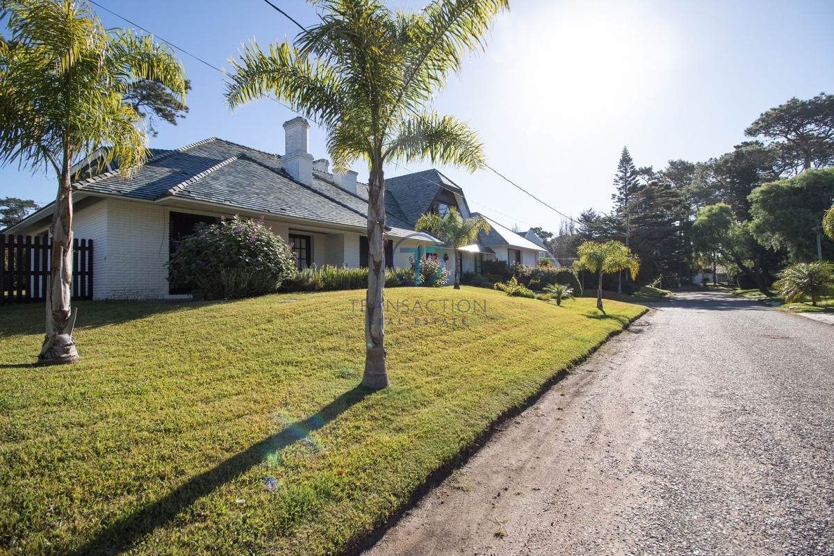 Casa ID.782/  - Venta de casa de 4 dormitorios más dependencia y hermosa piscina con gran parque en Playa Mansa, Punta del Este