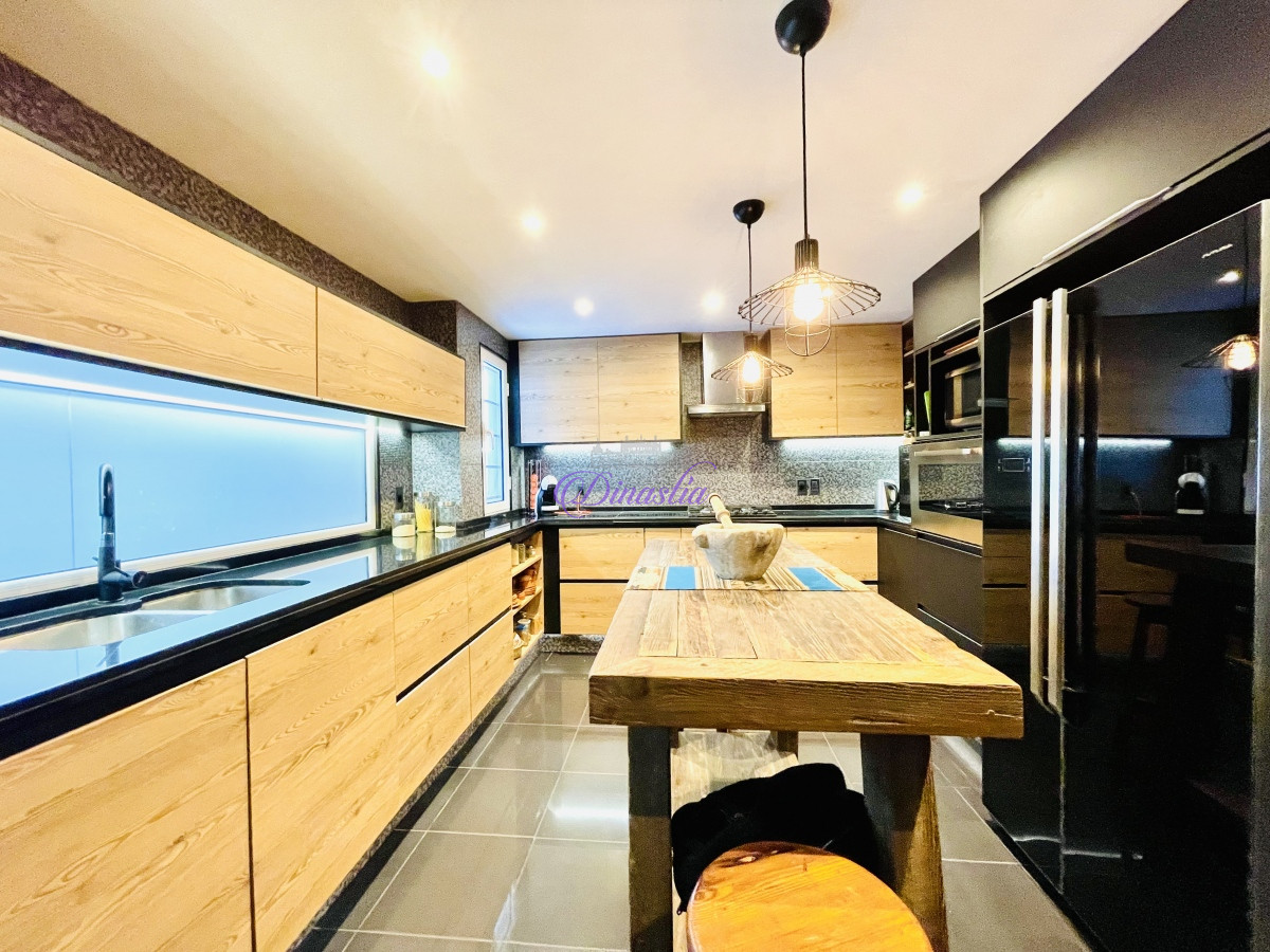 Casa ID.318 - Venta y Alquiler Casa de 5 Dormitorios con piscina climatizada Frente a Playa Mansa, Punta del Este