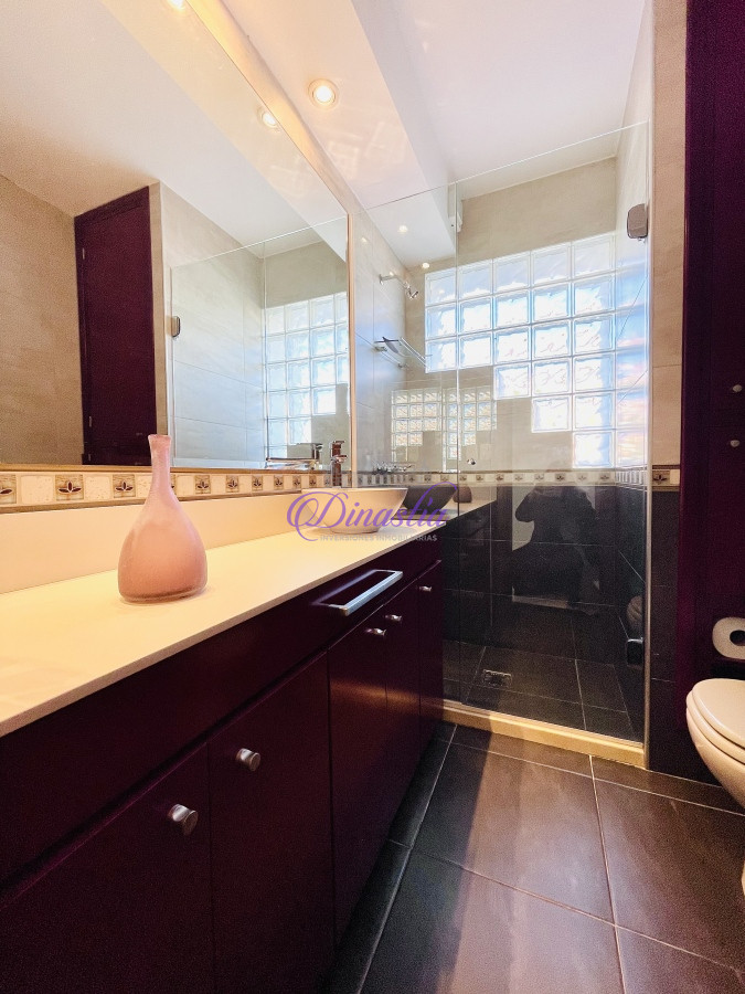 Casa ID.318 - Venta y Alquiler Casa de 5 Dormitorios con piscina climatizada Frente a Playa Mansa, Punta del Este
