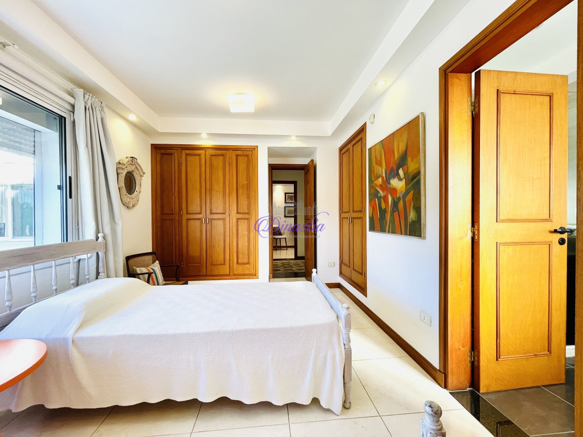 Casa ID.318 - Venta y Alquiler Casa de 5 Dormitorios con piscina climatizada Frente a Playa Mansa, Punta del Este