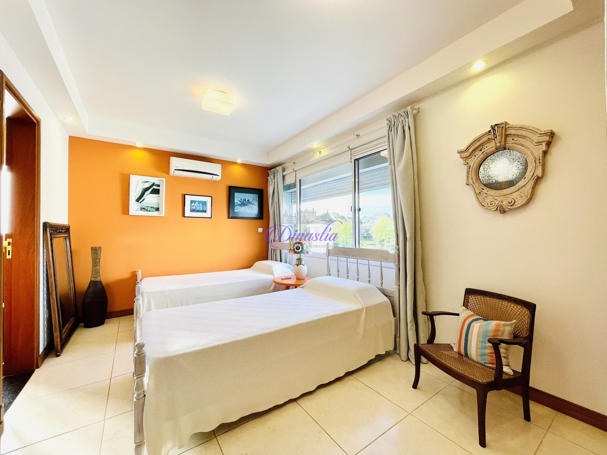Casa ID.318 - Venta y Alquiler Casa de 5 Dormitorios con piscina climatizada Frente a Playa Mansa, Punta del Este