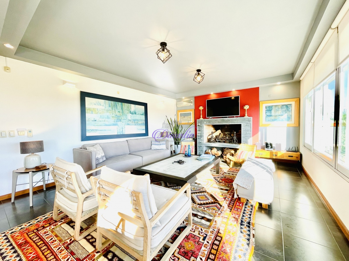 Casa ID.318 - Venta y Alquiler Casa de 5 Dormitorios con piscina climatizada Frente a Playa Mansa, Punta del Este