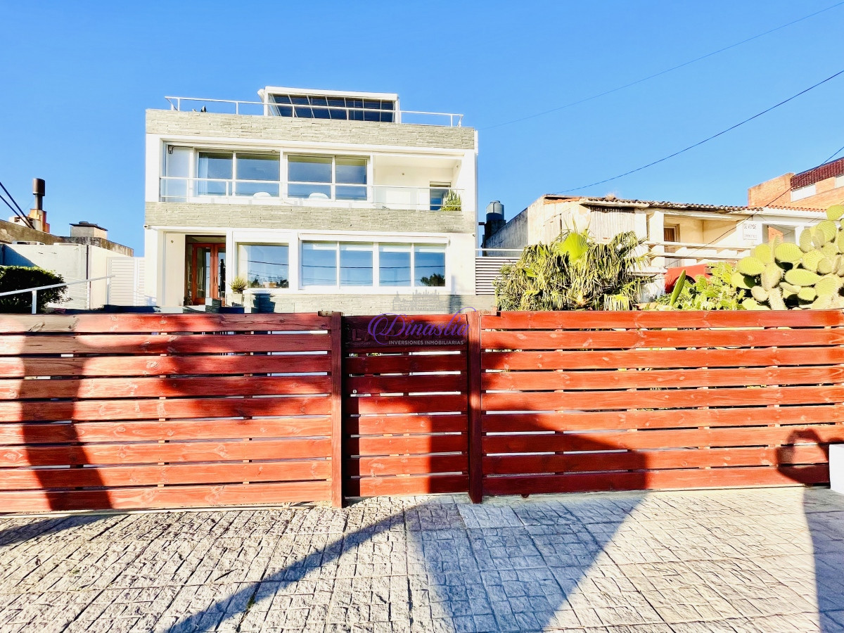 Casa ID.318 - Venta y Alquiler Casa de 5 Dormitorios con piscina climatizada Frente a Playa Mansa, Punta del Este
