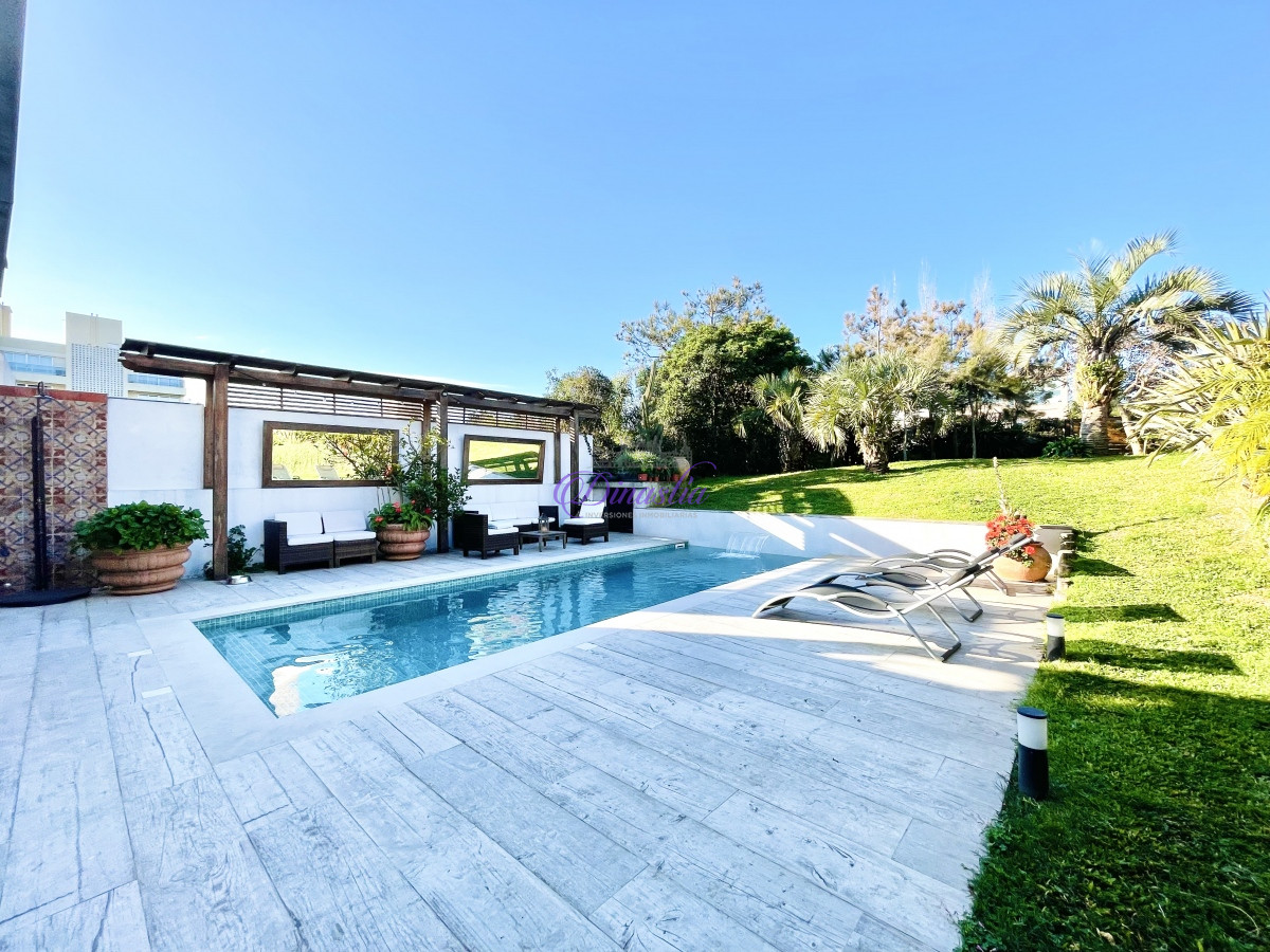 Casa ID.318 - Venta y Alquiler Casa de 5 Dormitorios con piscina climatizada Frente a Playa Mansa, Punta del Este
