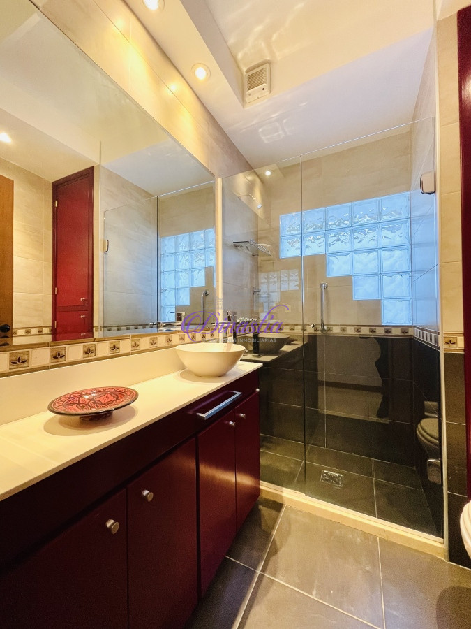 Casa ID.318 - Venta y Alquiler Casa de 5 Dormitorios con piscina climatizada Frente a Playa Mansa, Punta del Este