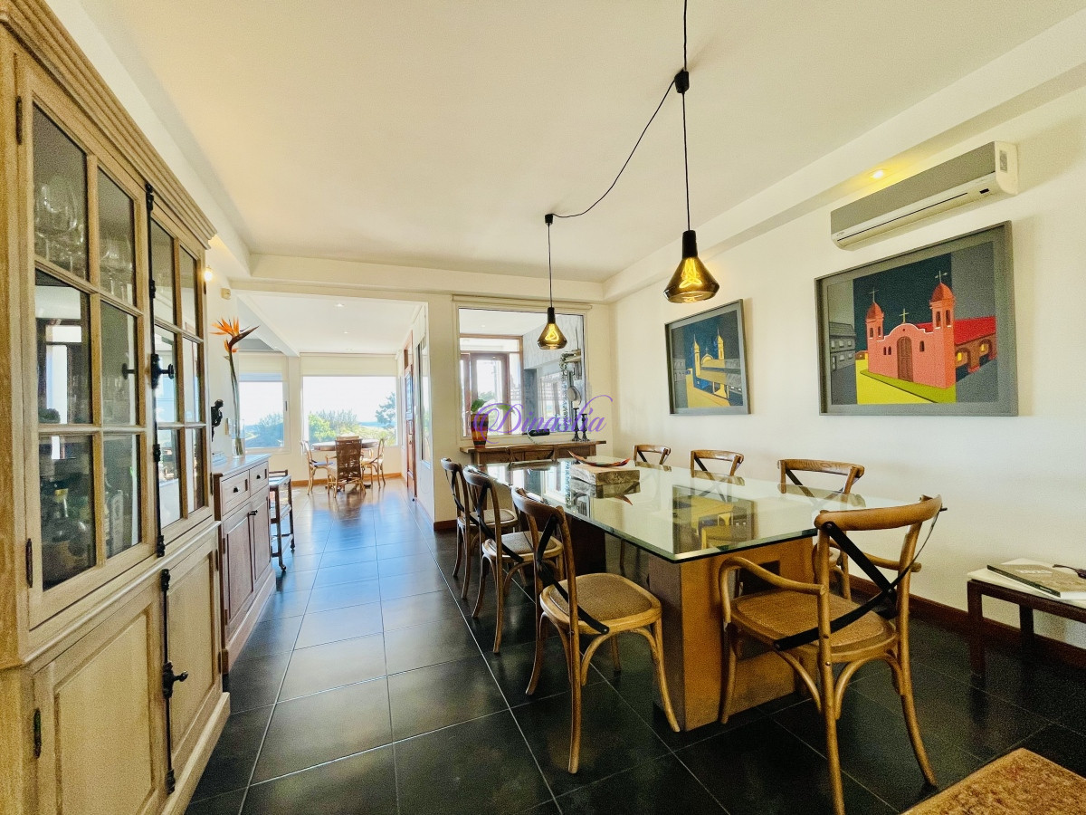 Casa ID.318 - Venta y Alquiler Casa de 5 Dormitorios con piscina climatizada Frente a Playa Mansa, Punta del Este