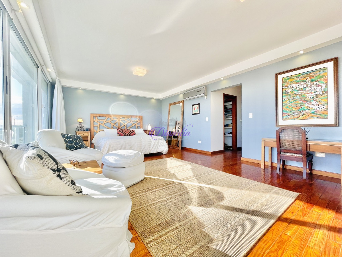 Casa ID.318 - Venta y Alquiler Casa de 5 Dormitorios con piscina climatizada Frente a Playa Mansa, Punta del Este