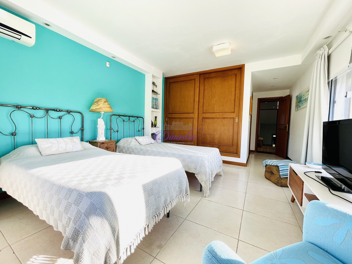 Casa ID.318 - Venta y Alquiler Casa de 5 Dormitorios con piscina climatizada Frente a Playa Mansa, Punta del Este