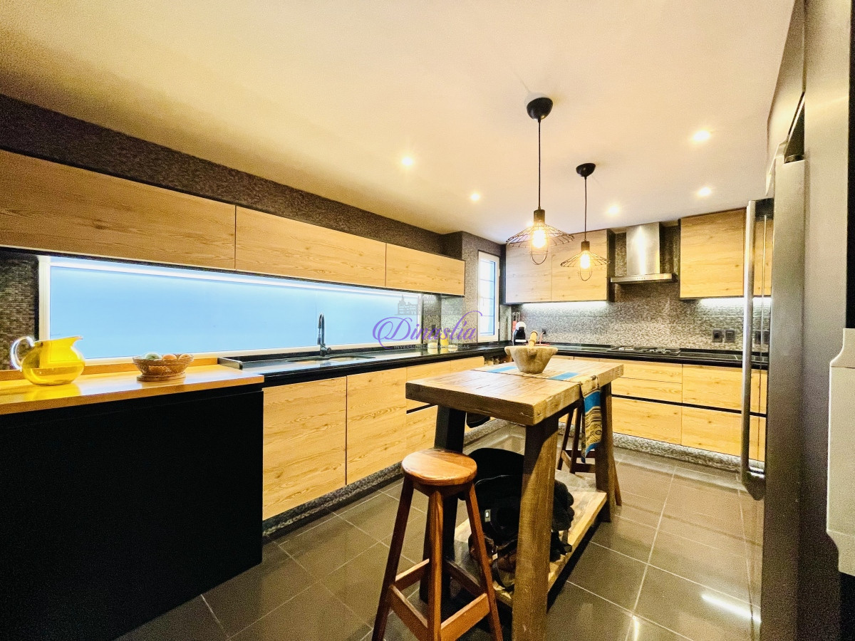 Casa ID.318 - Venta y Alquiler Casa de 5 Dormitorios con piscina climatizada Frente a Playa Mansa, Punta del Este